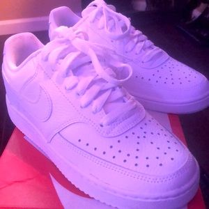 Fresh Nikes 🤍 Size: 5 Color: White